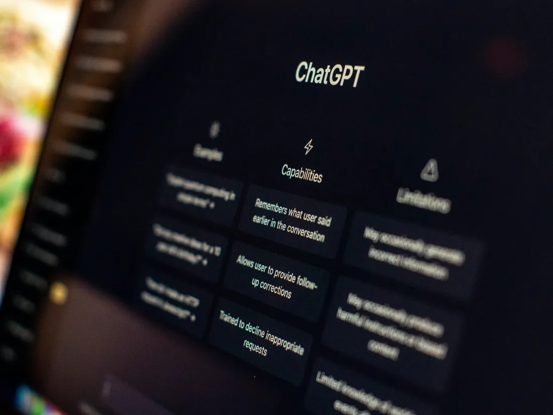 ChatGPT-Startbildschirm auf einem Display in Nahaufnahme.